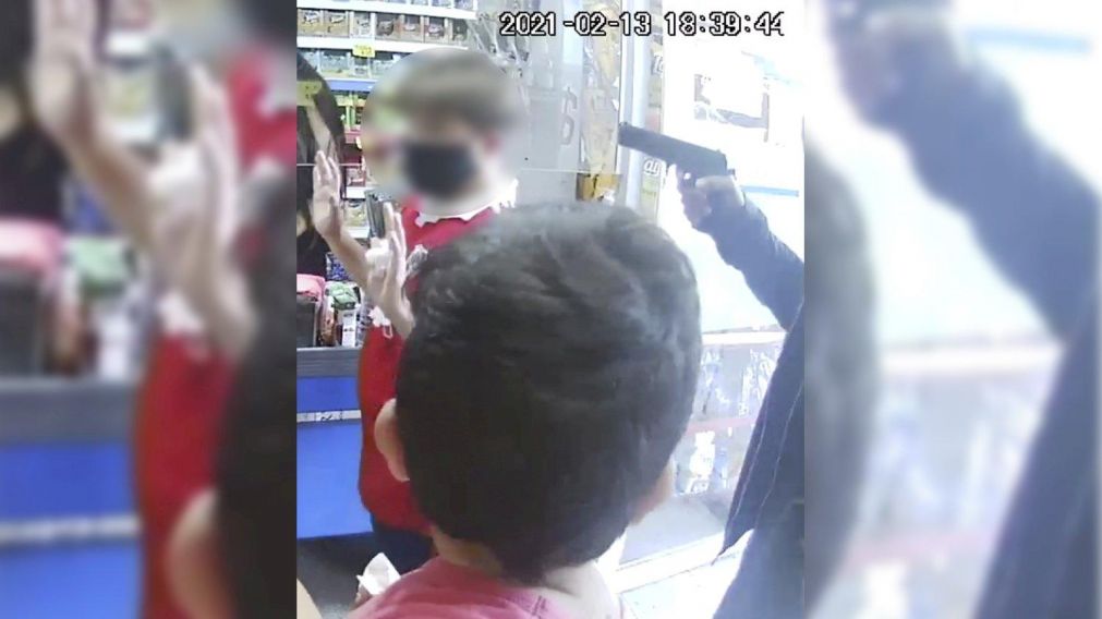 El asalto quedó registrado por una cámara de seguridad del establecimiento.
