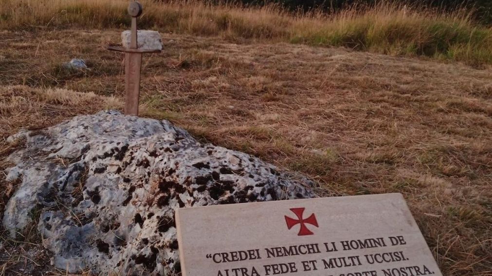 El misterio de las espadas clavadas en piedras.