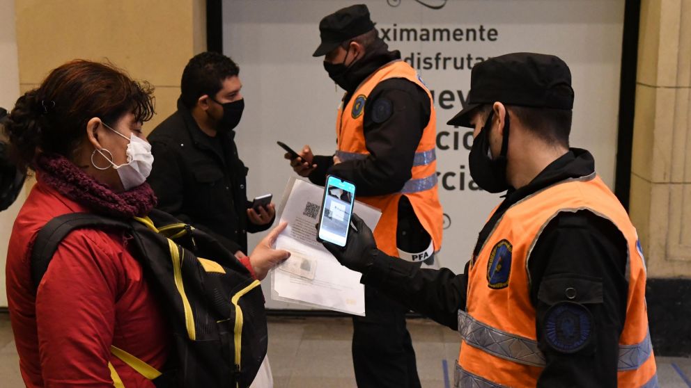 El permiso para el uso de transporte público puede gestionarse a través de la app Cuidar (Carlos Ventura/Crónica).