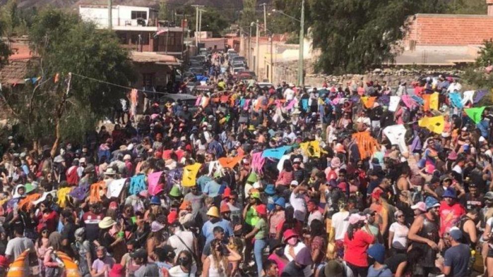 Cientos de personas sin respetar el distanciamiento durante el primer día del carnaval de Tilcara.