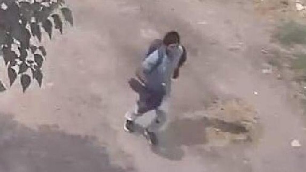 As� escapa Soruco Fern�ndez tras cometer el brutal femicidio en Marcos Paz (Captura de video).