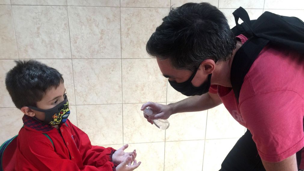 La ayuda permanente de los hermanos mayores a los chicos será fundamental (Carlos Ventura/Crónica).