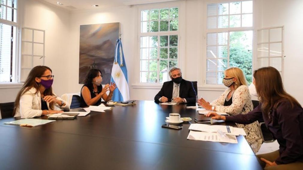 Alberto Fern�ndez durante la cumbre con sus funcionarias.