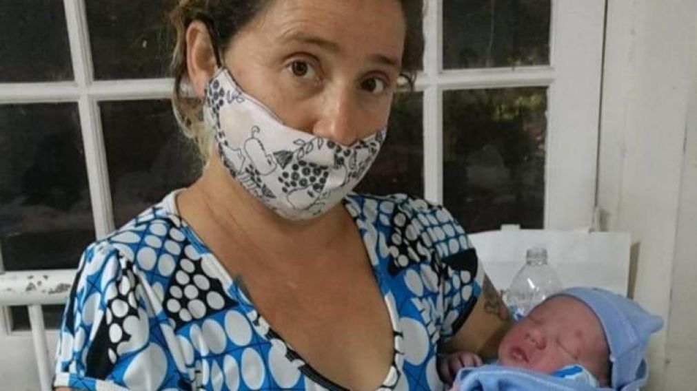 Benicio Filipp�n, en brazos de su madre Soledad Villamayor.