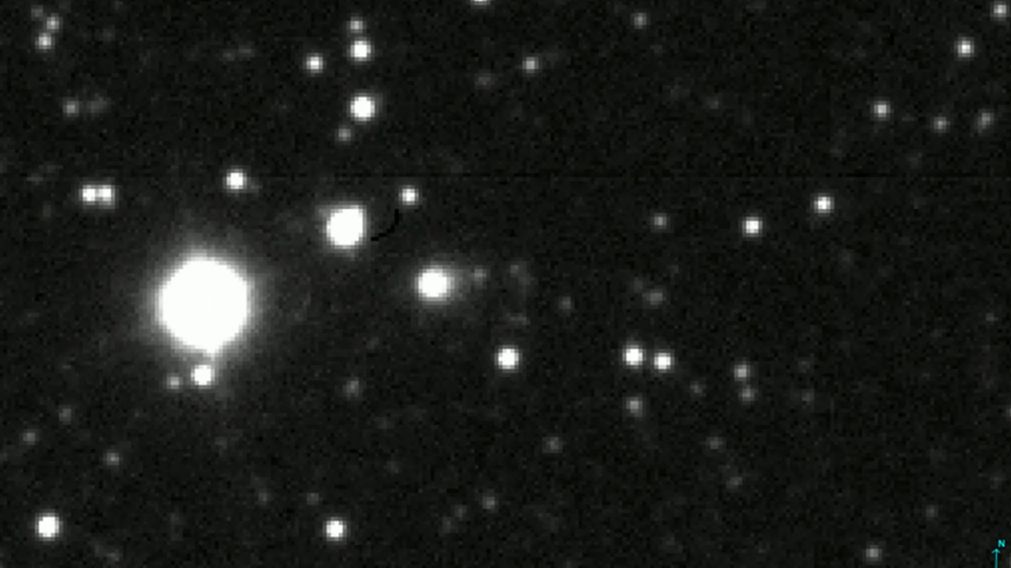 Un cometa poco habitual llama la atención de los especialistas por su forma y dirección.