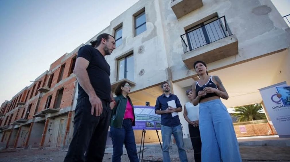 Mayra Mendoza recorrió las obras de viviendas en Quilmes Oeste