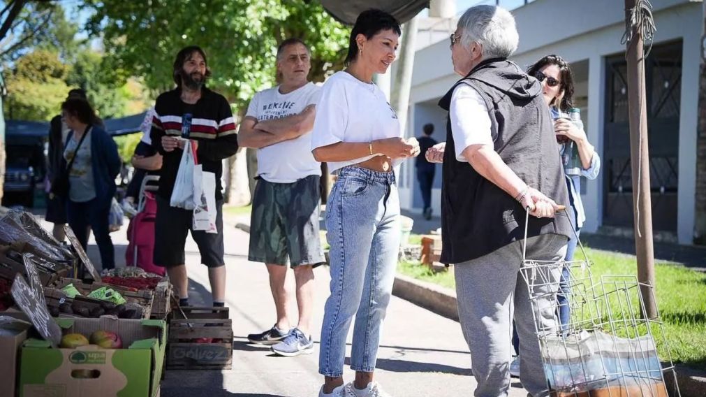 Mayra Mendoza recorrió la feria de Don Bosco