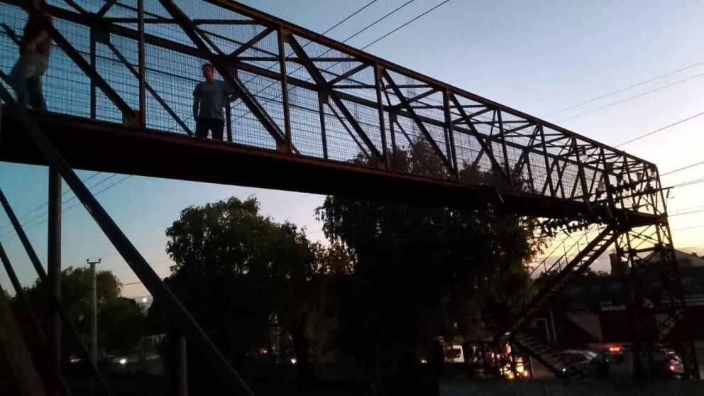 Impactante accidente: un menor se electrocutó al subir al techo del puente ferroviario
