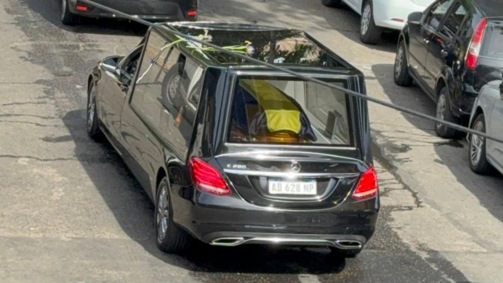 Enfundado en una bandera de Boca, partió de la Bombonera el cortejo fúnebre con los restos de Miguel Ángel Russo