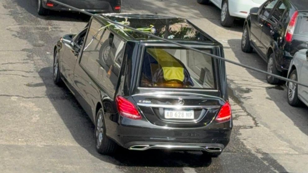 Enfundado en una bandera de Boca, partió de la Bombonera el cortejo fúnebre con los restos de Miguel Ángel Russo