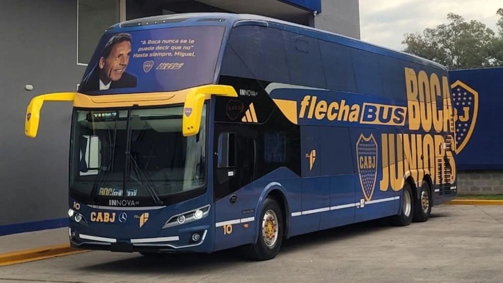 Boca homenajeó a Miguel Ángel Russo con su imagen y una frase en el micro que traslada al plantel