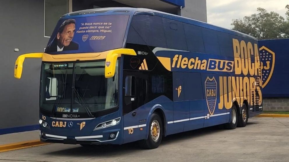 Boca homenajeó a Miguel Ángel Russo con su imagen y una frase en el micro que traslada al plantel