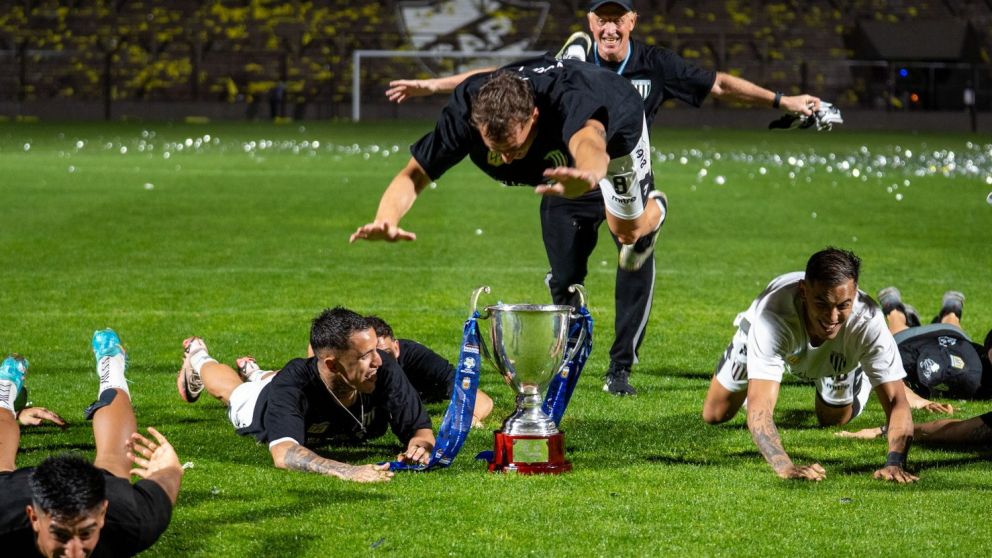 DE LA CABEZA. MATÍAS MUÑOZ Y COMPAÑÍA CELEBRAN EL ASCENSO.