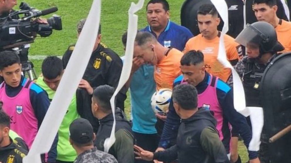 Escándalo en el Ascenso: el partido entre Gimnasia de Jujuy y Deportivo Madryn fue suspendido por fuertes amenazas al árbitro