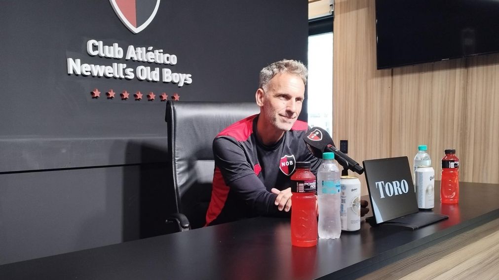 Lucas Bernardi asumió como DT interino en Newell's y advirtió: "No nos podemos romper más"