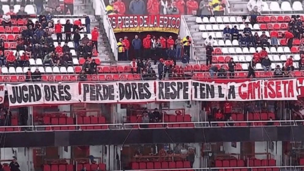 Videos: los hinchas de Independiente lo hicieron de nuevo y le tiraron alimento para perros a sus jugadores