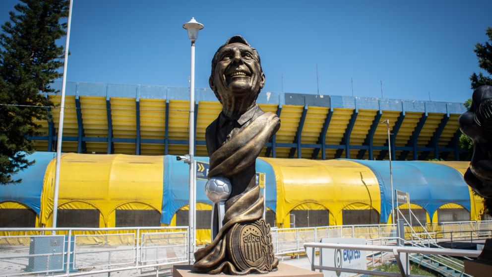 El emocionante último adiós de Rosario Central a Miguel Ángel Russo: la estatua que inmortaliza para siempre su figura