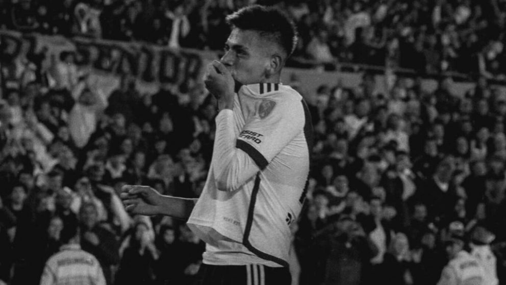 El Diablito Echeverri no jugó en el partido del Bayer Leverkusen y le hizo un claro guiño a River en redes sociales