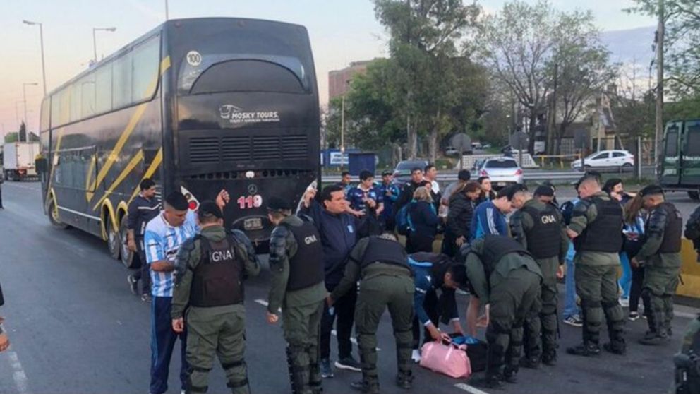 Fuertes controles en la previa de Racing-River: un detenido, 25 hinchas con derecho de admisión y micros requisados