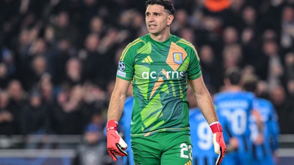 Dibu Martínez no fue titular en Aston Villa ante Feyenoord y enciende las alarmas en la Selección Argentina