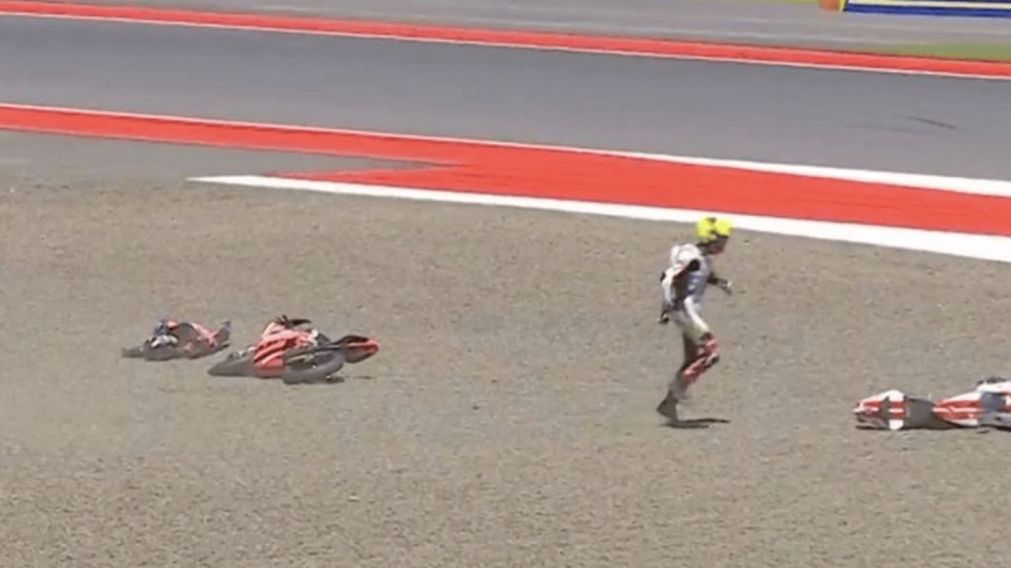 Valentín Perrone, al hospital: un rival lo embistió en la práctica del GP de Indonesia de Moto3