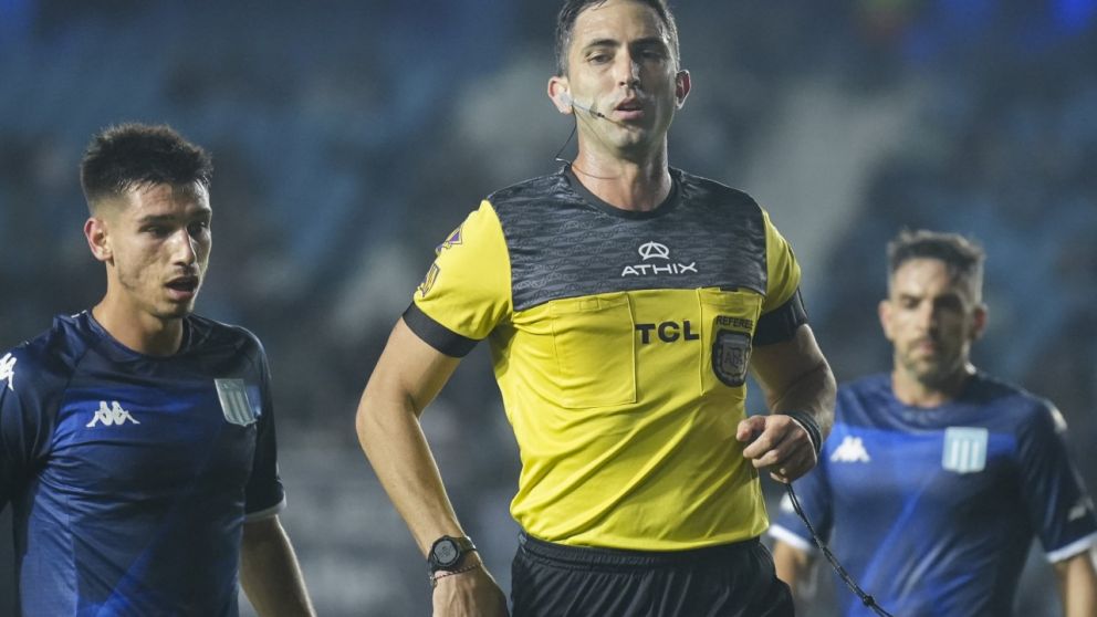 Nazareno Arasa fue premiado después de haberse equivocado en el duelo Estudiantes - Barracas y dirigirá a un equipo grande