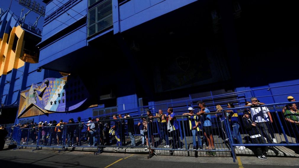 Los hinchas del fútbol se reunen en La Bombonera para despedir a Miguel Ángel Russo