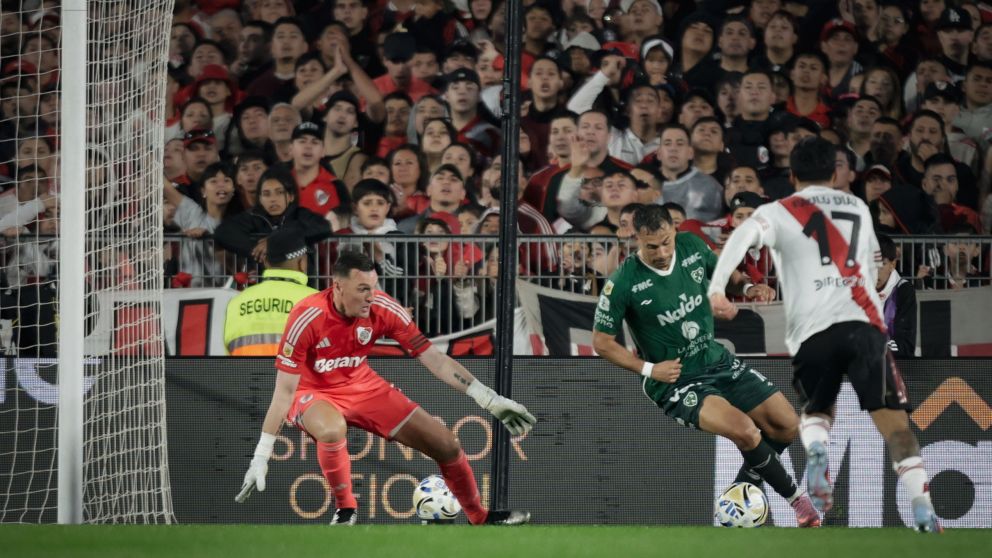 El increíble error de Franco Armani que terminó en el gol de Sarmiento: el video