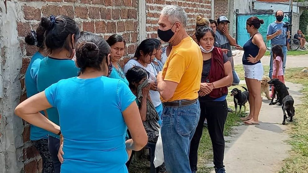 Vecinos del Barrio Santa Catalina de Marcos Paz se acercaron hasta la puerta de la casa donde ocurri� el femicidio (Gentileza Noticias RSO).