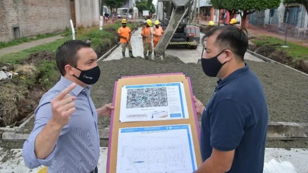 Watson supervisó la pavimentación de nuevas calles en Ingeniero Allan.