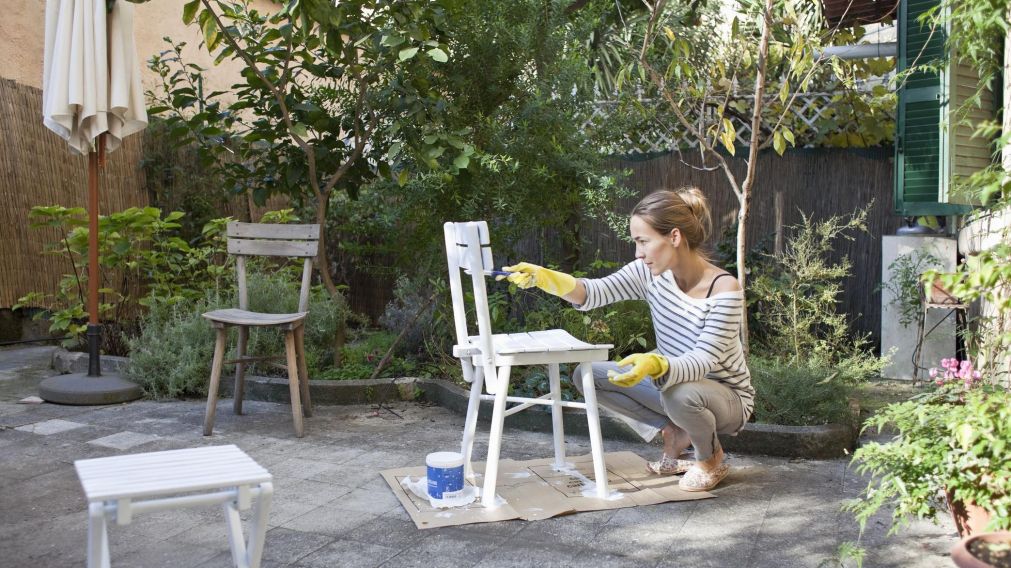 Para rejuvenecer una silla de madera, lo primero de todo es retirar la pintura vieja.