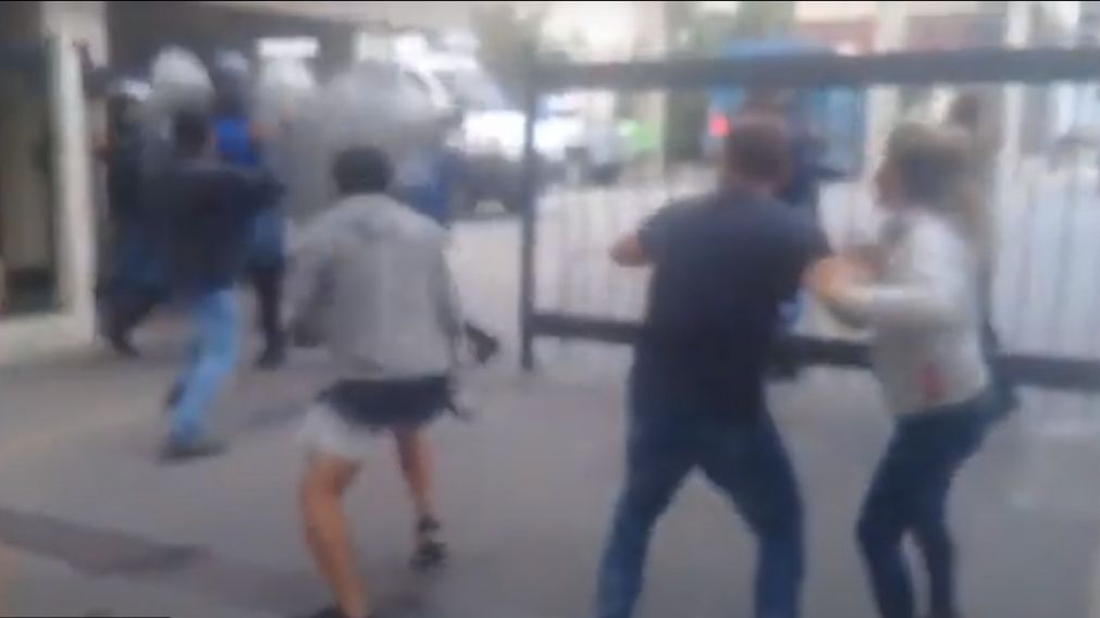 El momento de los incidentes con familiares de Claudia Repetto.