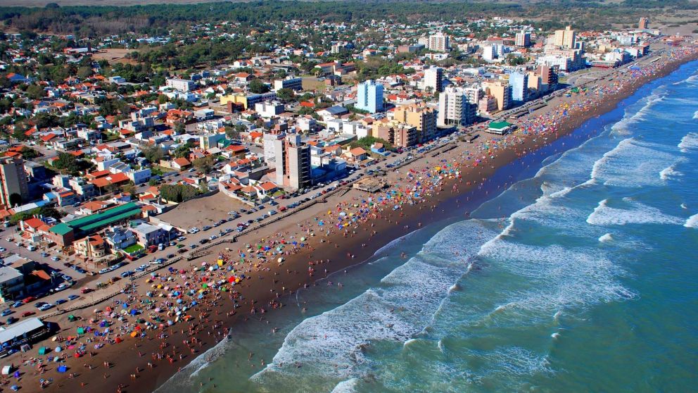 La localidad se encuentra a 657 kilómetros por ruta de la Ciudad de Buenos Aires.