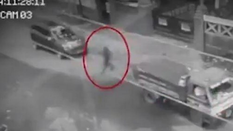 El fantasma cruzando una calle inglesa en el medio de los autos (Captura de video).