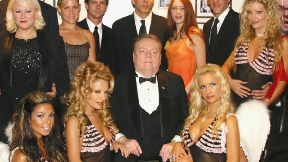 Larry Flynt, rodeado de algunas de sus actrices.
