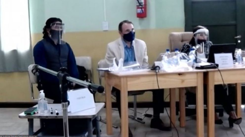 El acusado y sus abogados defensores (gentileza diario Río Negro)