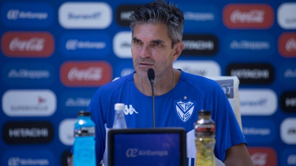 El entrenador de Vélez, Mauricio Pellegrino, generó polémica al opinar sobre sus dirigidos acusados de abuso.