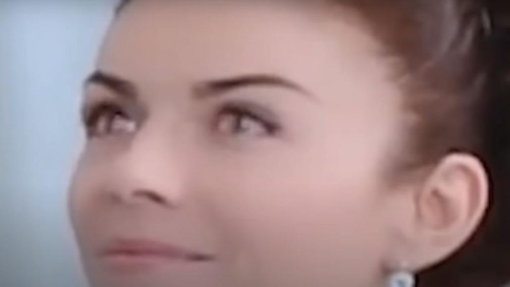 Reptilianos en la Tierra: así mujer parpadea como extraterrestre.