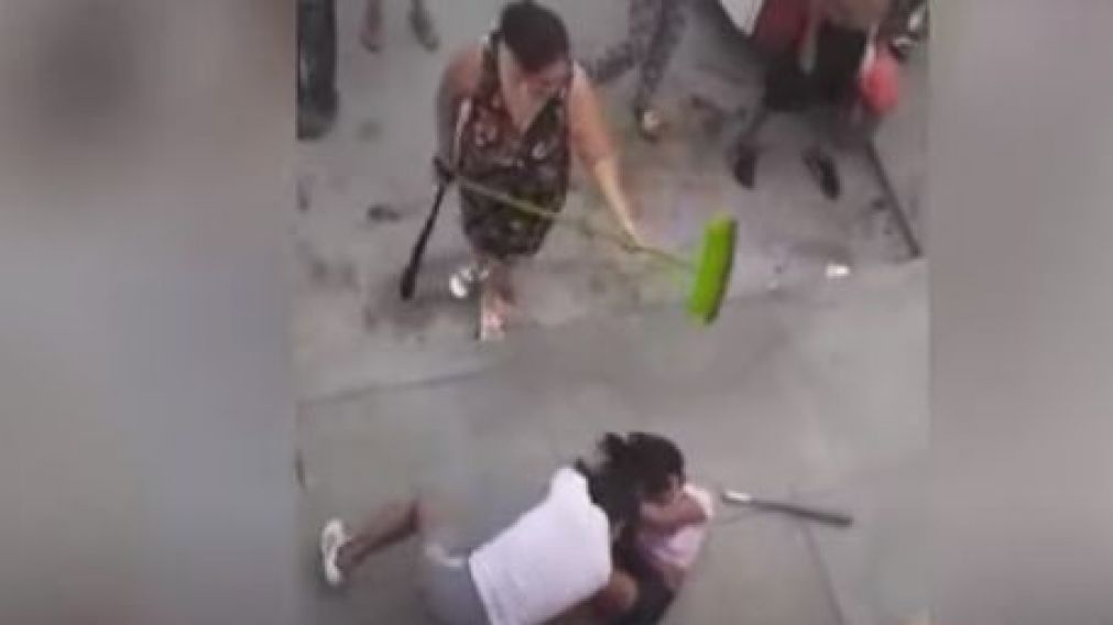 Dos menores de edad se agarraron a las piñas en la entrada del mercado.