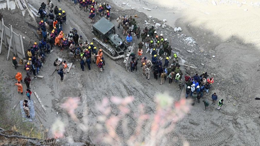 Doce personas fueron rescatadas al final del túnel el domingo, pero otras 34 quedaron atrapadas.