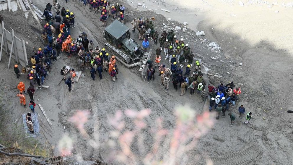 Doce personas fueron rescatadas al final del túnel el domingo, pero otras 34 quedaron atrapadas.