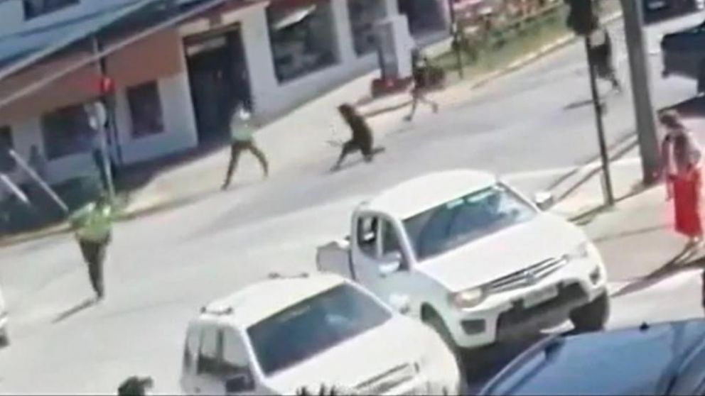 Nuevo video sobre el crimen del malabarista chileno complica a los carabineros.