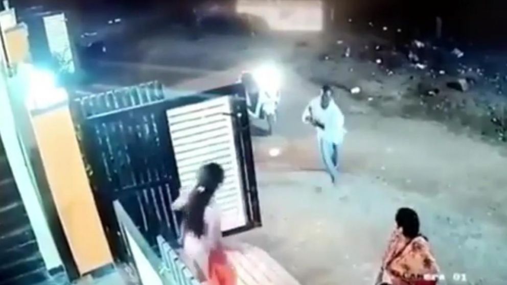 El tremendo episodio de violencia ocurrió en India. El agresor está detenido (Captura de video).