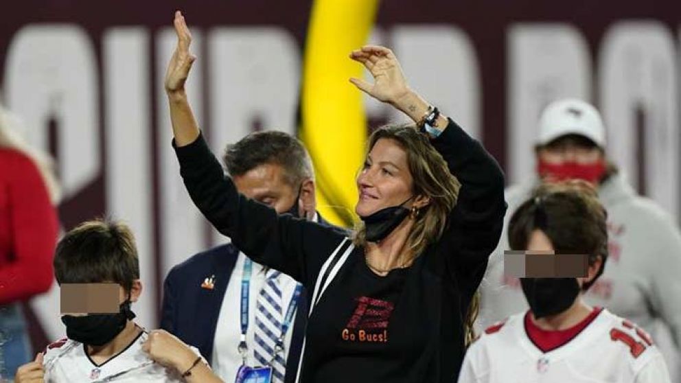 La modelo Gisele Bündchen, esposa de Tom Brady, en el festejo junto a sus hijos.