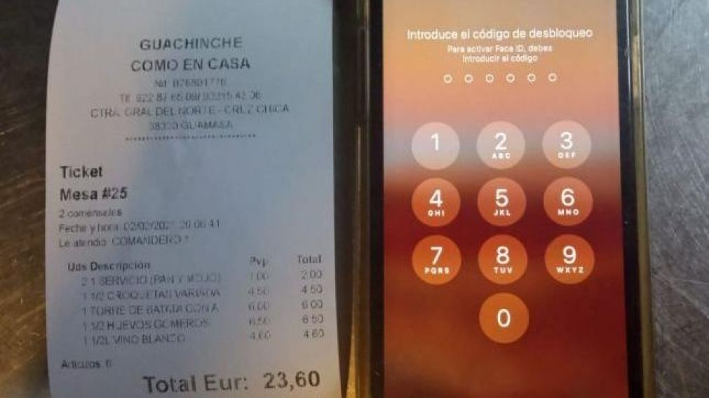 La cuenta sin pagar, junto al teléfono de la imputada.