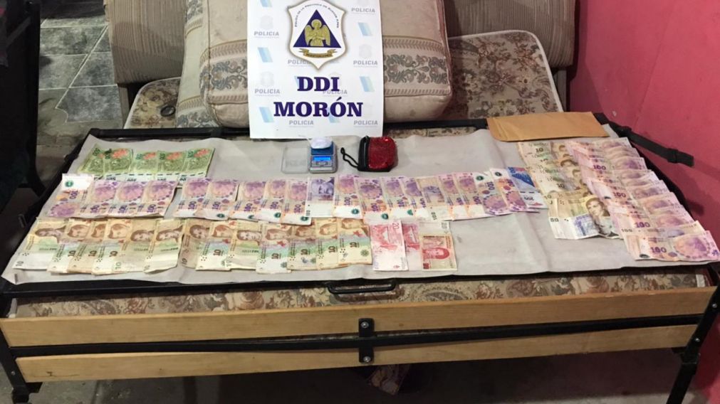 Algunos de los objetos que fueron incautados en poder de los integrantes de la banda de narcos.