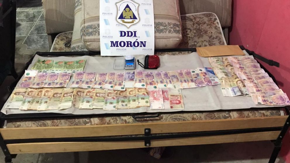 Algunos de los objetos que fueron incautados en poder de los integrantes de la banda de narcos.
