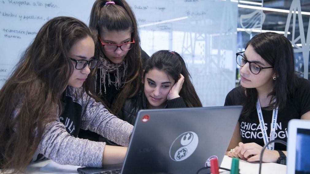 Mujeres en tecnología: la brecha de género y quiénes trabajan por reducirla.