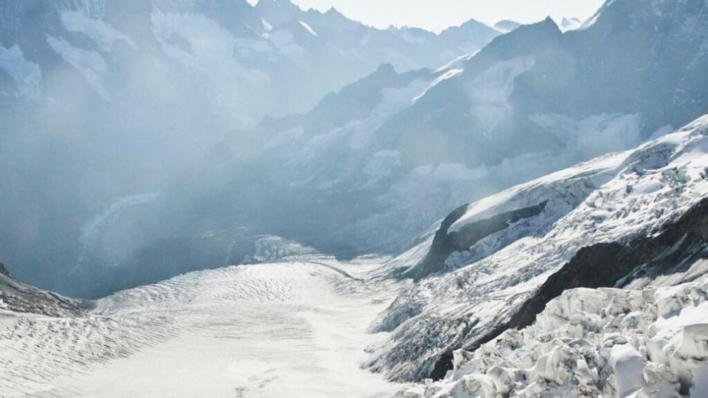 Desaparecen 200 personas tras la ruptura de un glaciar en el Himalaya.