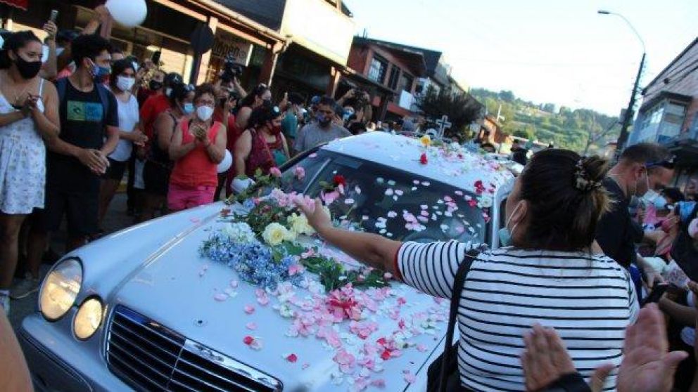 Chile: inhumaron los restos del malabarista y HRW pidió una reforma de Carabineros.